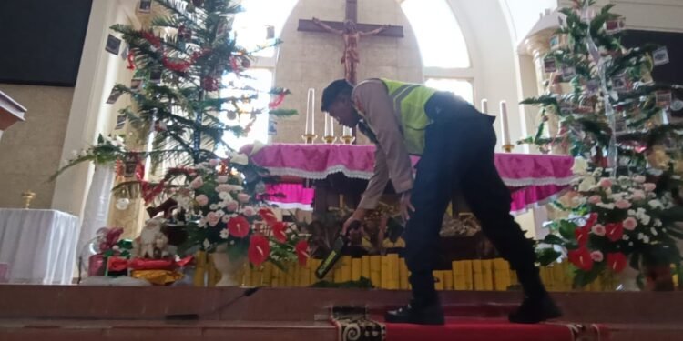 Pastikan Aman, Polisi Lakukan Sterilisasi Gereja di Kabupaten Batang