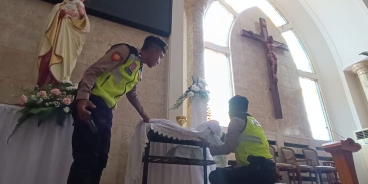 Pastikan Aman, Polisi Lakukan Sterilisasi Gereja di Kabupaten Batang
