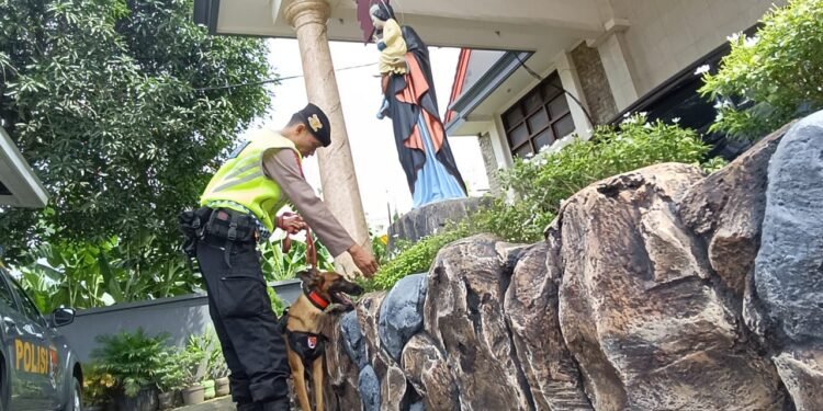 Pastikan Aman, Polisi Lakukan Sterilisasi Gereja di Kabupaten Batang