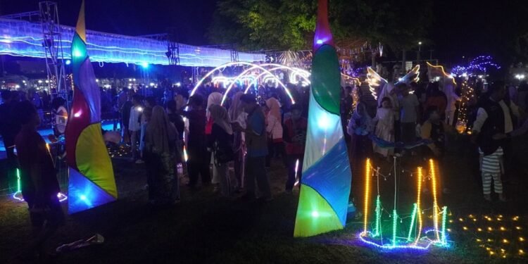 Ribuan Warga Sambut Tahun Baru Dengan Festival of Light Batang