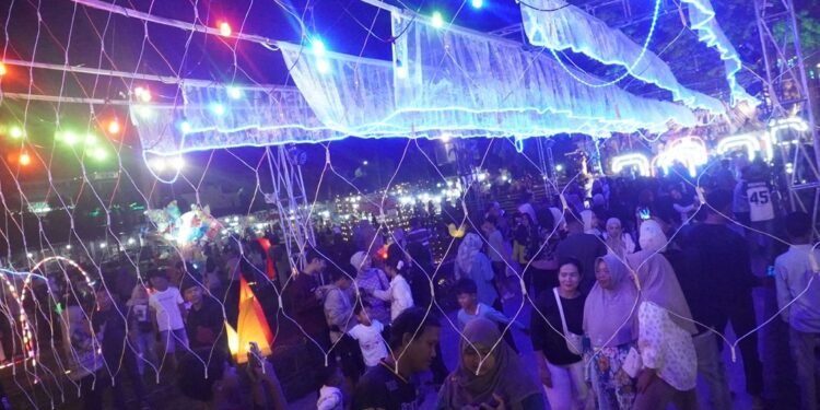 Ribuan Warga Sambut Tahun Baru Dengan Festival of Light Batang