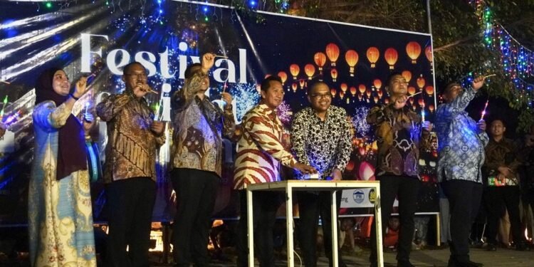 Ribuan Warga Sambut Tahun Baru Dengan Festival of Light Batang