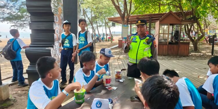 Kapolsubsektor Kandeman Pimpin Langsung Pengamanan Objek Wisata Pantai Sigandu