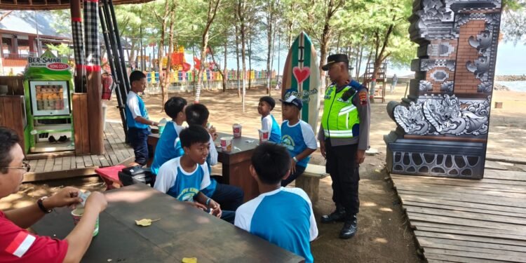 Kapolsubsektor Kandeman Pimpin Langsung Pengamanan Objek Wisata Pantai Sigandu
