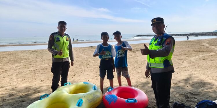 Kapolsubsektor Kandeman Pimpin Langsung Pengamanan Objek Wisata Pantai Sigandu