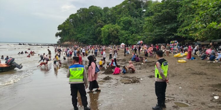 Wisata Pantai Jadi Favorit Warga Batang di Awal Tahun 2026, Polisi Lakukan Patroli