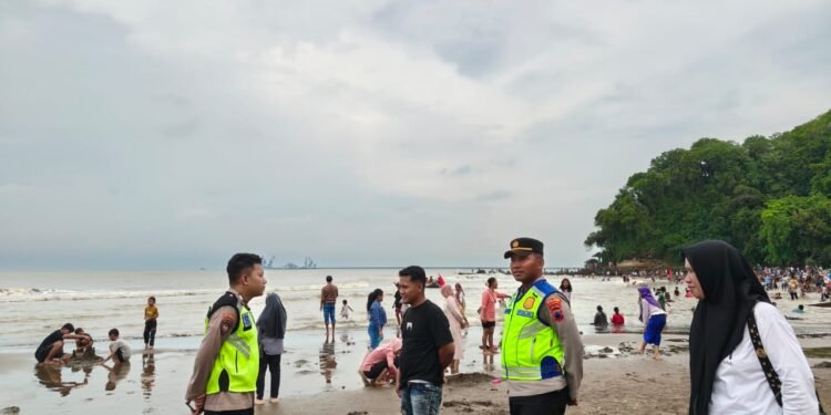 Wisata Pantai Jadi Favorit Warga Batang di Awal Tahun 2026, Polisi Lakukan Patroli