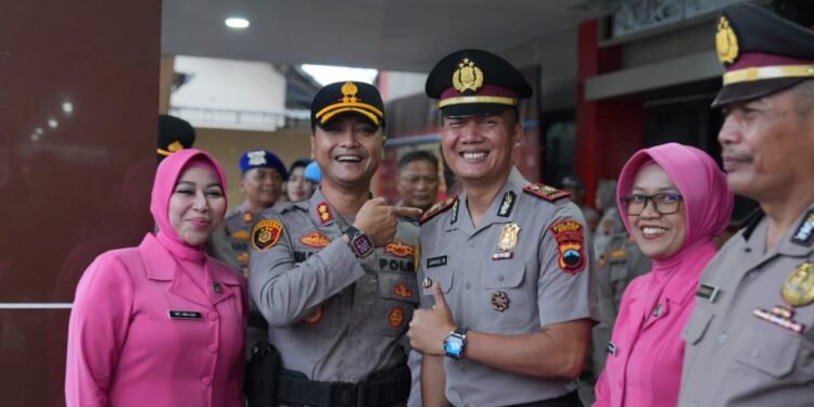 Polres Batang Naikkan Pangkat 50 Personel, Sekaligus Gelar Wisuda Purna Bakti