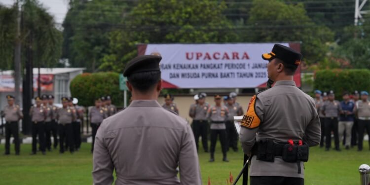 Polres Batang Naikkan Pangkat 50 Personel, Sekaligus Gelar Wisuda Purna Bakti