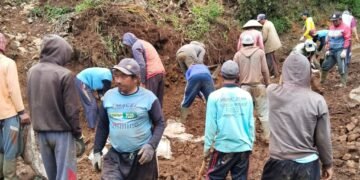 BPBD dan Warga Bersihkan Longsor di Desa Pranten Batang