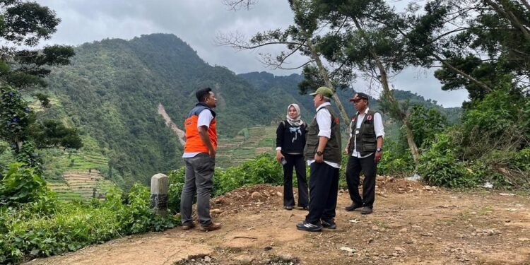 BPBD dan Warga Bersihkan Longsor di Desa Pranten Batang