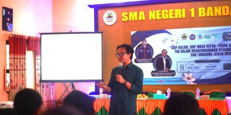 SMAN 1 Bandar Gandeng Dosen Undip Gelar Workshop Parenting