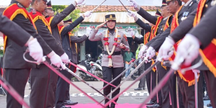 Pisah Sambut Kapolres Batang, AKBP Veronica Siap Lanjutkan Program Kerja