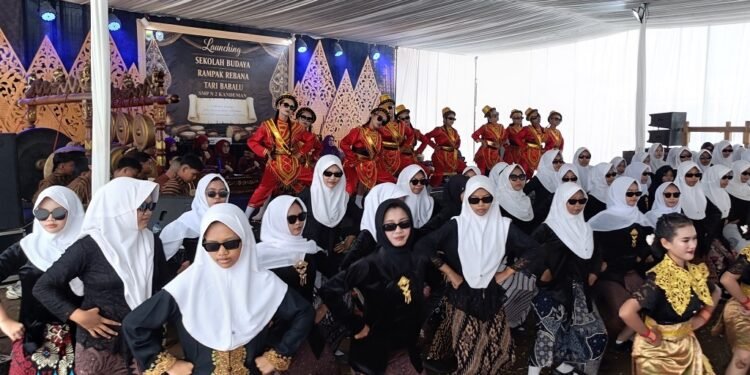 Tari Babalu Perkuat SMPN 2 Kandeman Berpredikat Budaya