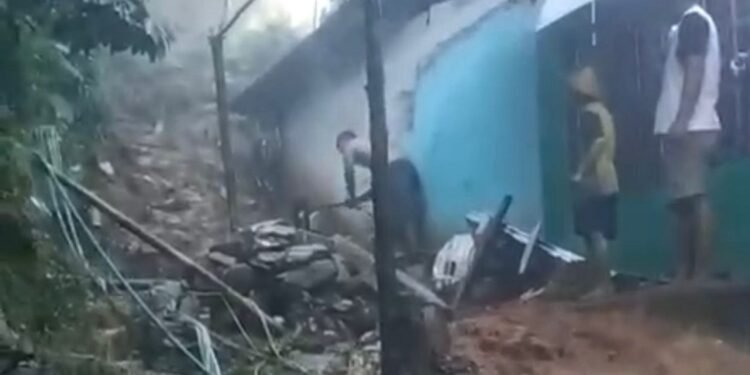 Tebing Longsor Timpa Empat Rumah Warga di Batang