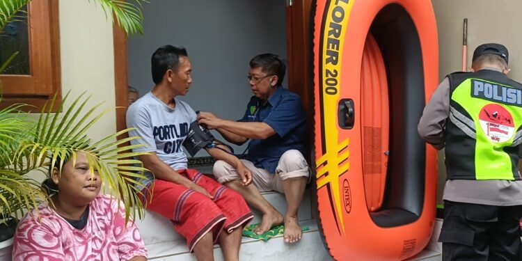 Dokkes Polres Batang Cek Kesehatan Warga Terdampak Banjir