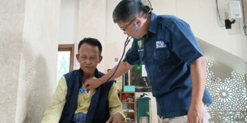 Dokkes Polres Batang Cek Kesehatan Warga Terdampak Banjir