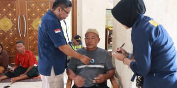 Di Tengah Genangan Banjir, Tim Medis Polres Batang Periksa dan Obati Warga Karangasem Utara