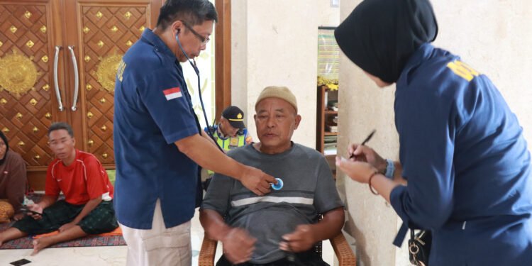 Di Tengah Genangan Banjir, Tim Medis Polres Batang Periksa dan Obati Warga Karangasem Utara