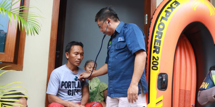 Di Tengah Genangan Banjir, Tim Medis Polres Batang Periksa dan Obati Warga Karangasem Utara