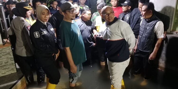 Karangasem Tergenang Banjir, Bupati Batang Salurkan Bantuan Logistik