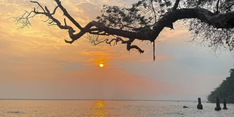 Pantai Ujungnegoro Punya Tebing Ikonik Berlatar PLTU yang Bikin Takjub