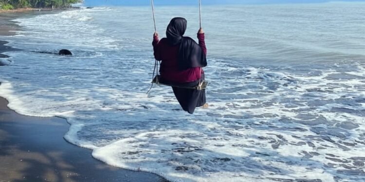 Pantai Ujungnegoro Punya Tebing Ikonik Berlatar PLTU yang Bikin Takjub