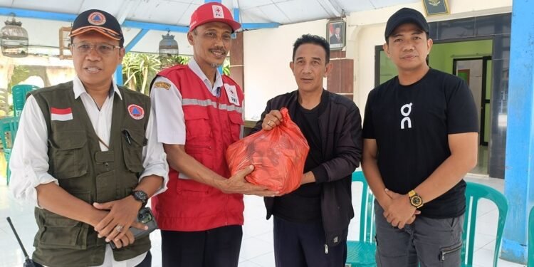 Ribuan Nasi Bungkus Didistribusikan untuk Korban Banjir Batang