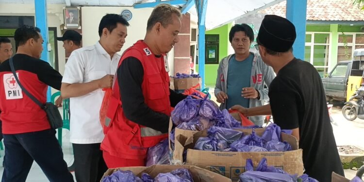 Ribuan Nasi Bungkus Didistribusikan untuk Korban Banjir Batang