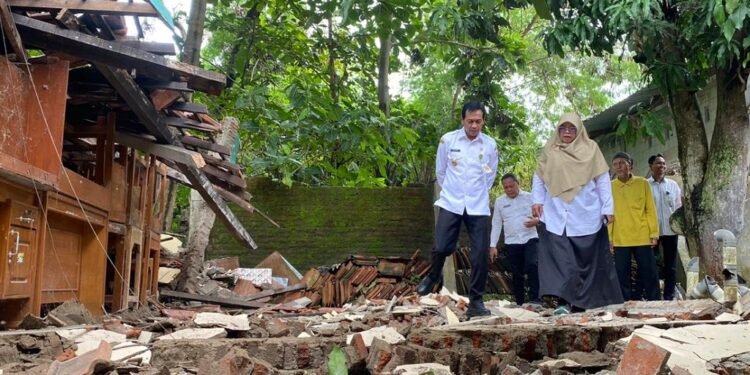 Wakil Bupati Batang Tinjau Gedung SLB Roboh