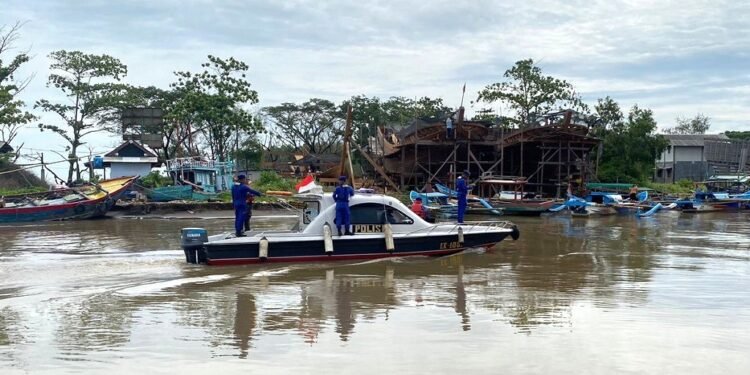 Hari Ketiga, Tim SAR Gabungan Masih Cari Korban Hanyut di Muara Sungai Sambong Batang