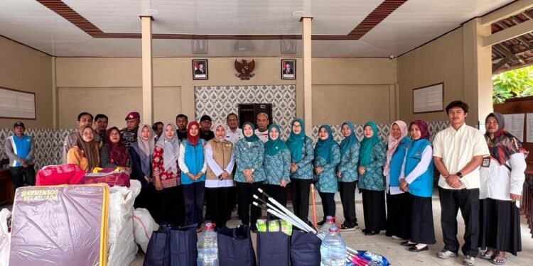 Ketua TP PKK Batang Salurkan Bantuan Sosial bagi Warga Terdampak Banjir