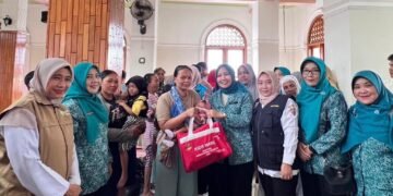 Ketua TP PKK Batang Salurkan Bantuan Sosial bagi Warga Terdampak Banjir