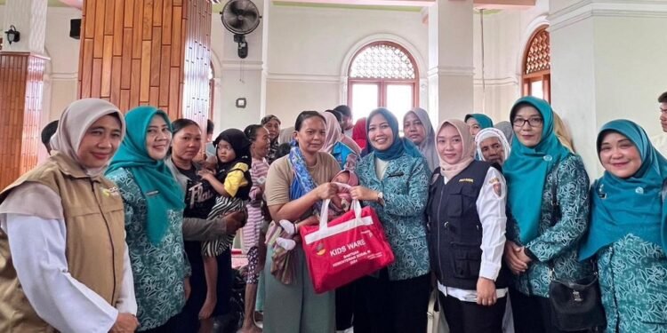 Ketua TP PKK Batang Salurkan Bantuan Sosial bagi Warga Terdampak Banjir