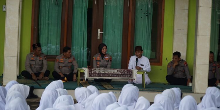 Kapolres Batang AKBP Veronica Silaturahmi ke Ponpes Al Munawwir Gringsing, Tekankan Anti Perundungan