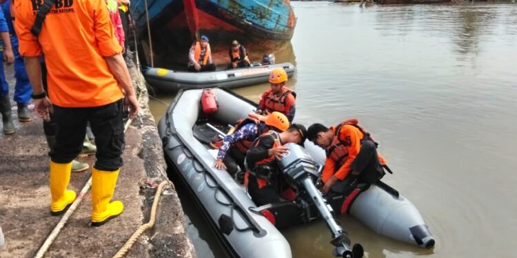 Hari Ketiga, Tim SAR Gabungan Masih Cari Korban Hanyut di Muara Sungai Sambong Batang