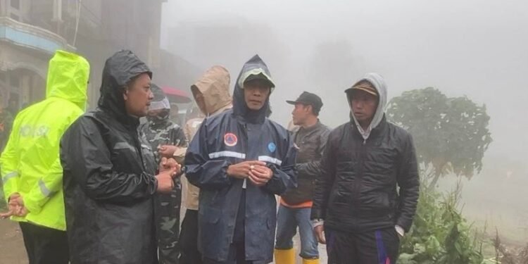 Wabup Batang Tinjau Longsor di Pranten Bawang, Ratusan Warga Mengungsi