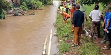 DLH Batang Terjunkan Pasgot Bersihkan Kali Sono