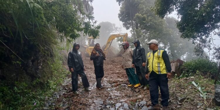 DPUPR Batang Kerahkan Alat Berat Bersihkan Longsor di Dua Titik Desa Pranten