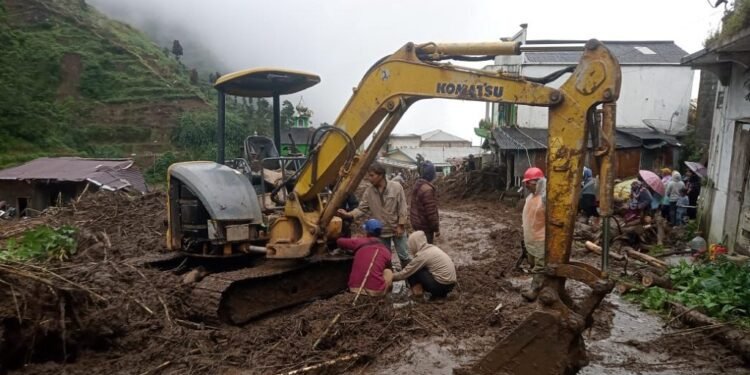 DPUPR Batang Kerahkan Alat Berat Bersihkan Longsor di Dua Titik Desa Pranten