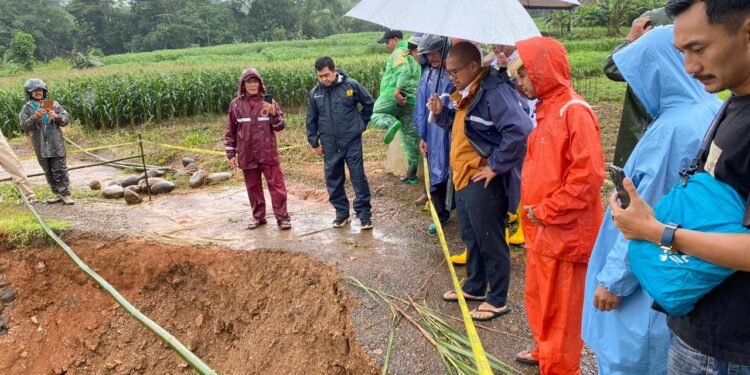 Bupati Batang Instruksikan Penanganan Darurat Longsor di Jembatan Kemligi
