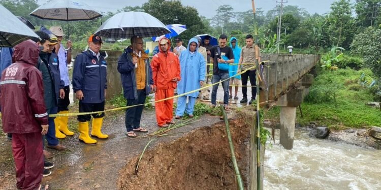 Bupati Batang Instruksikan Penanganan Darurat Longsor di Jembatan Kemligi