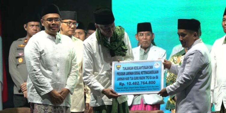 Pemkab Batang Berikan Jaminan Hari Tua bagi 6.558 Guru Madin dan TPQ