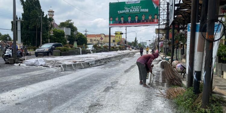 Sehari 70 Ton Aspal, Lubang Pantura Batang–Pemalang Dikebut