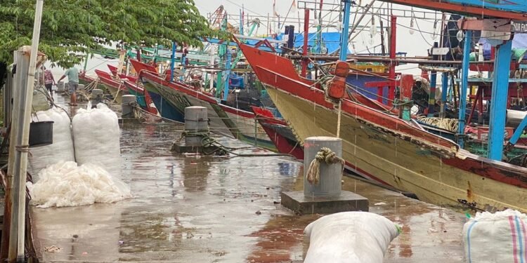 Pendangkalan Muara Sungai di Batang Lumpuhkan Aktivitas Nelayan