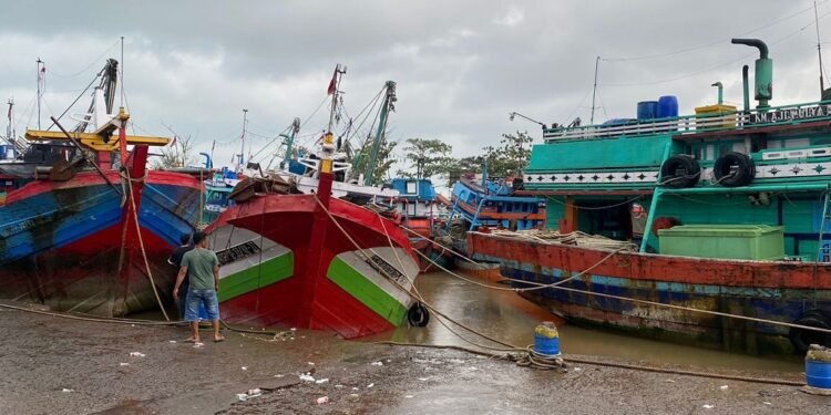 Pendangkalan Muara Sungai di Batang Lumpuhkan Aktivitas Nelayan
