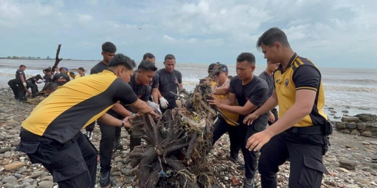 Gerakan Indonesia Asri, Brimob-Polres Batang Sapu Bersih Sampah di Pantai Sigandu