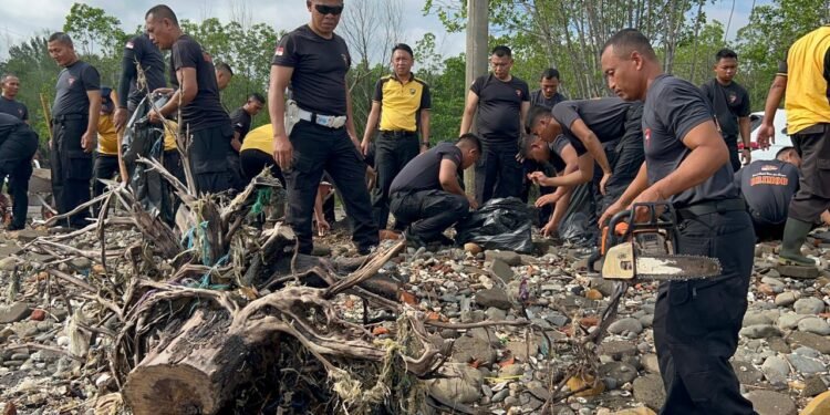 Gerakan Indonesia Asri, Brimob-Polres Batang Sapu Bersih Sampah di Pantai Sigandu