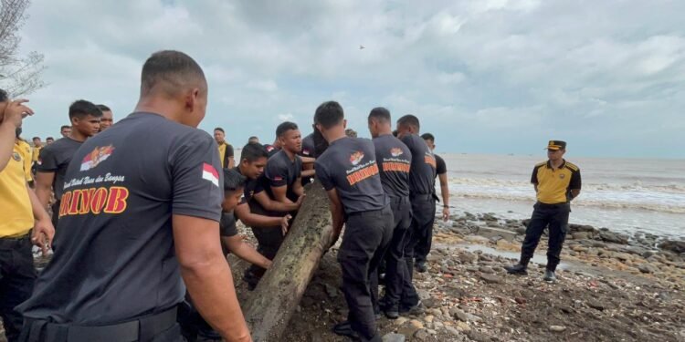 Gerakan Indonesia Asri, Brimob-Polres Batang Sapu Bersih Sampah di Pantai Sigandu