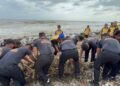 Gerakan Indonesia Asri, Brimob-Polres Batang Sapu Bersih Sampah di Pantai Sigandu